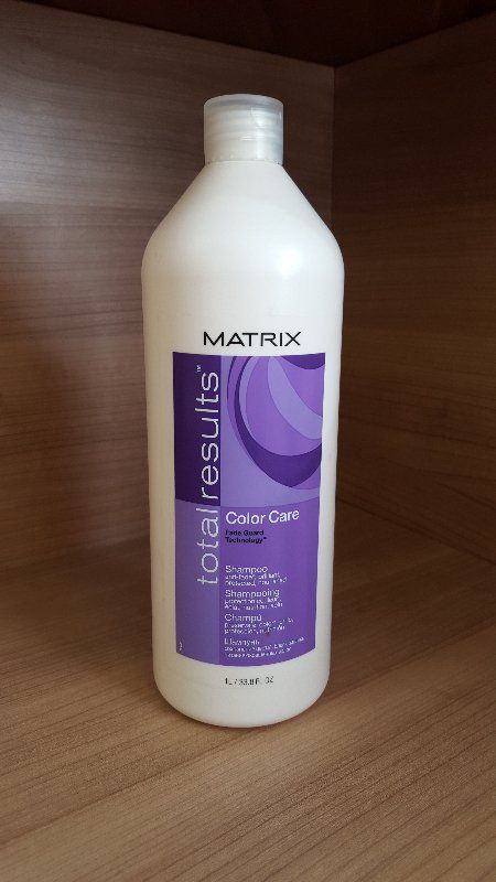 Flasche White Matrix Total Results Color Care Shampoo auf einem Holzregal.